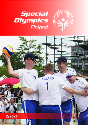 Lehden 2/2025 kansikuva: Special Olympics -beach volleyn miespelaajat nauramassa joukkueena ulkona aurinkoisella pelikentällä.